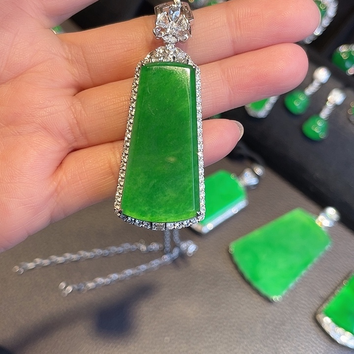 翡翠挂件未镶嵌满绿无事牌
