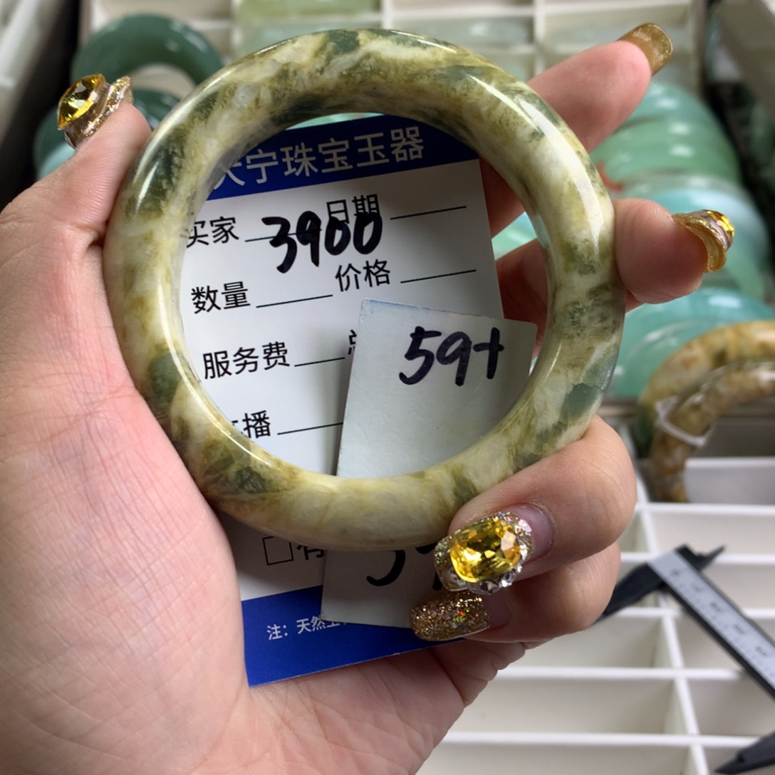 蛇纹石玉手镯未镶嵌3900