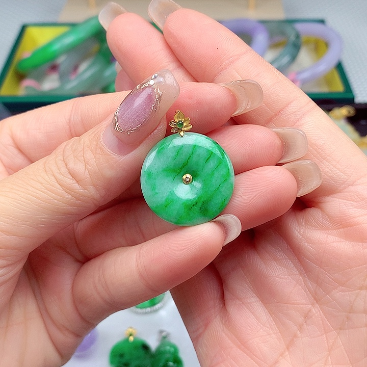 翡翠颈饰18K金镶嵌翡翠