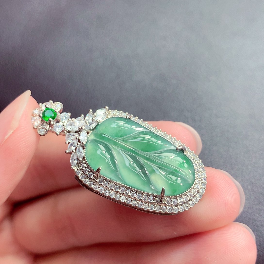 翡翠未镶嵌颈饰挂件