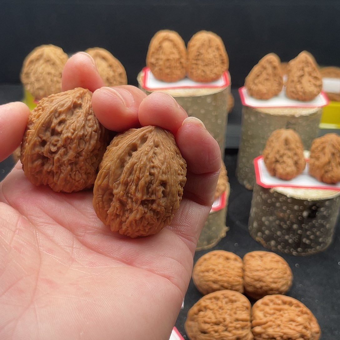 文玩核桃把件美**客南疆石文玩核桃件