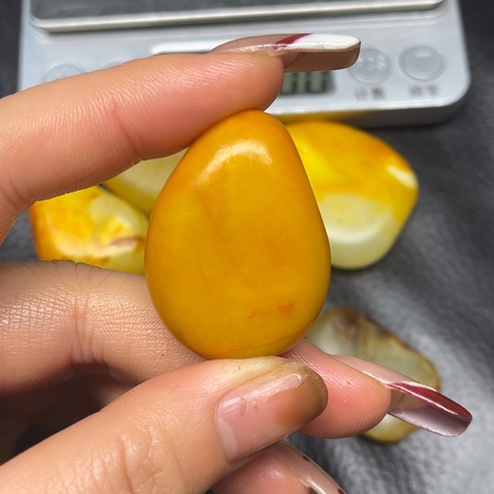 和田玉颈饰未镶嵌阿***家