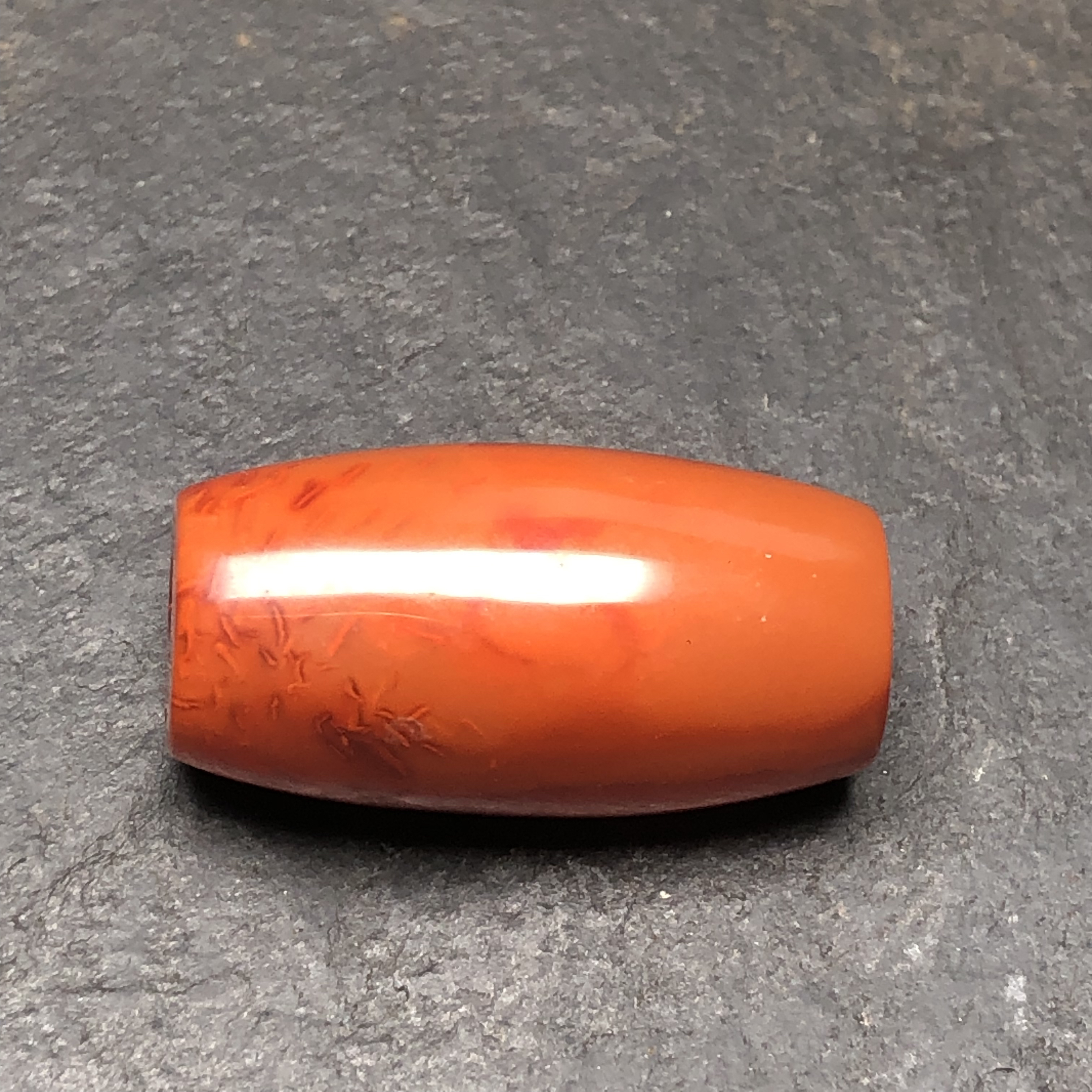 原矿川料南红玛瑙纯手工打磨尺寸26.3x13.3毫米，有皮裂