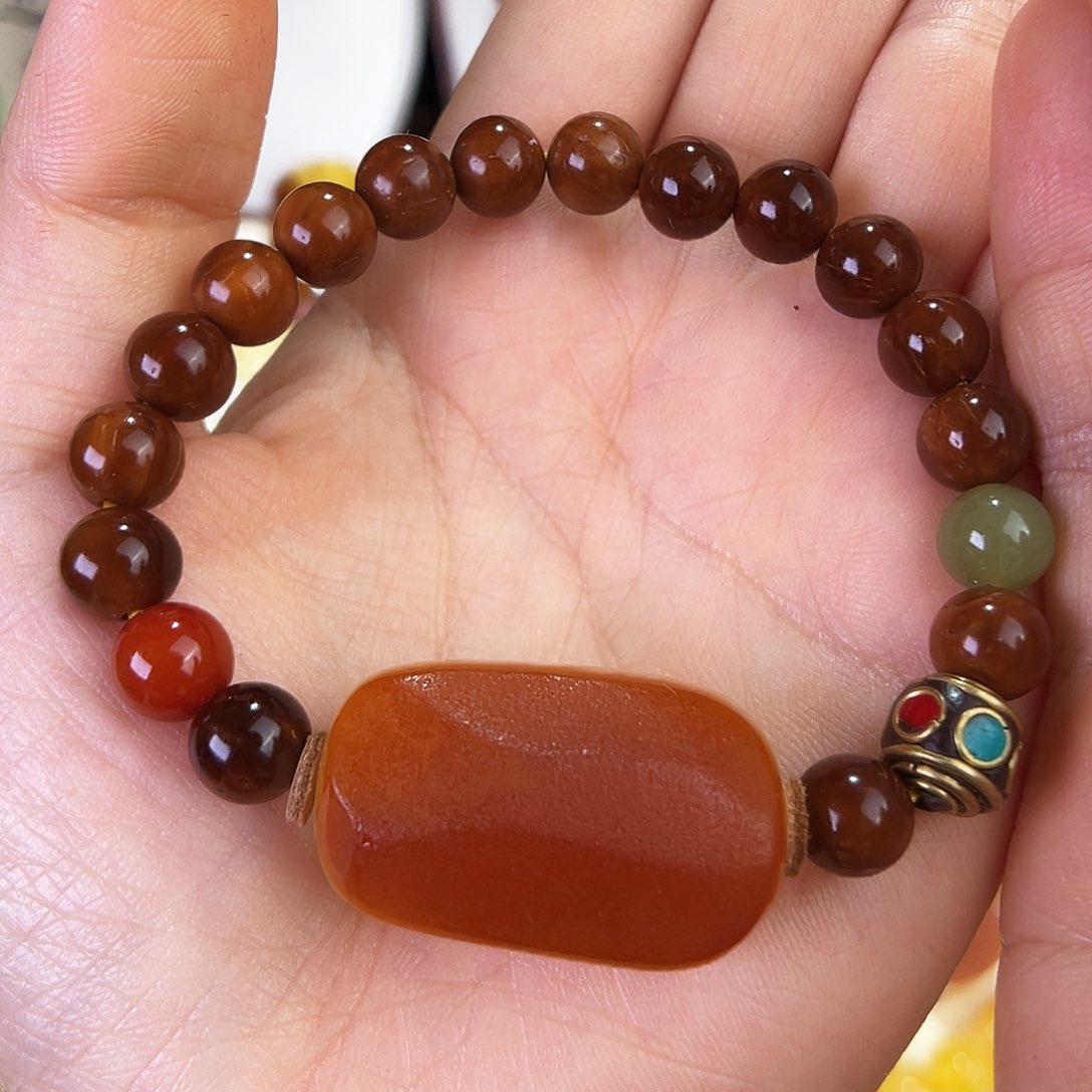 琥珀珠宝奇石未镶嵌。