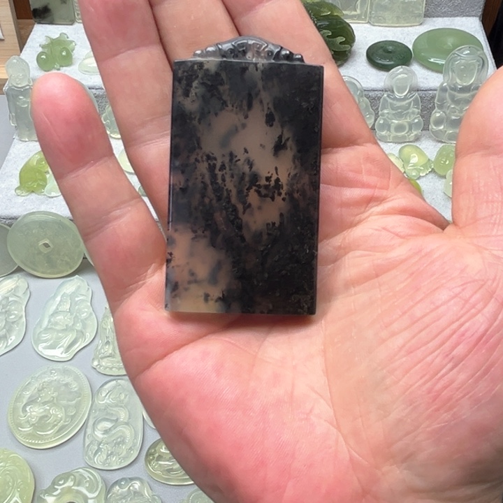 蛇纹石玉颈饰未镶嵌小**妹