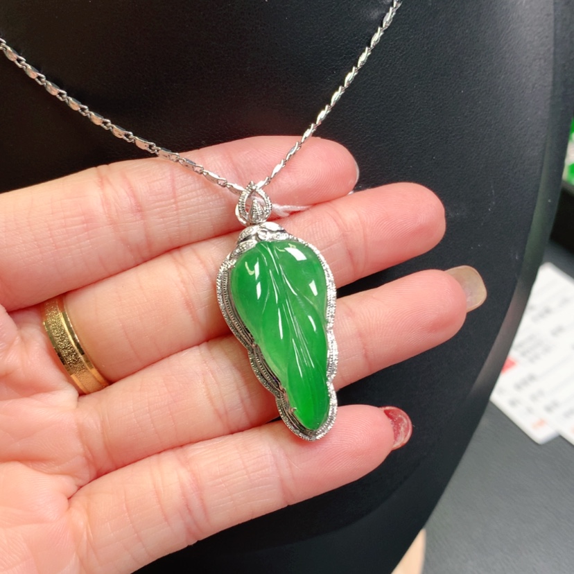 【闪购商品】翡翠吊坠(赠链)18K金镶嵌