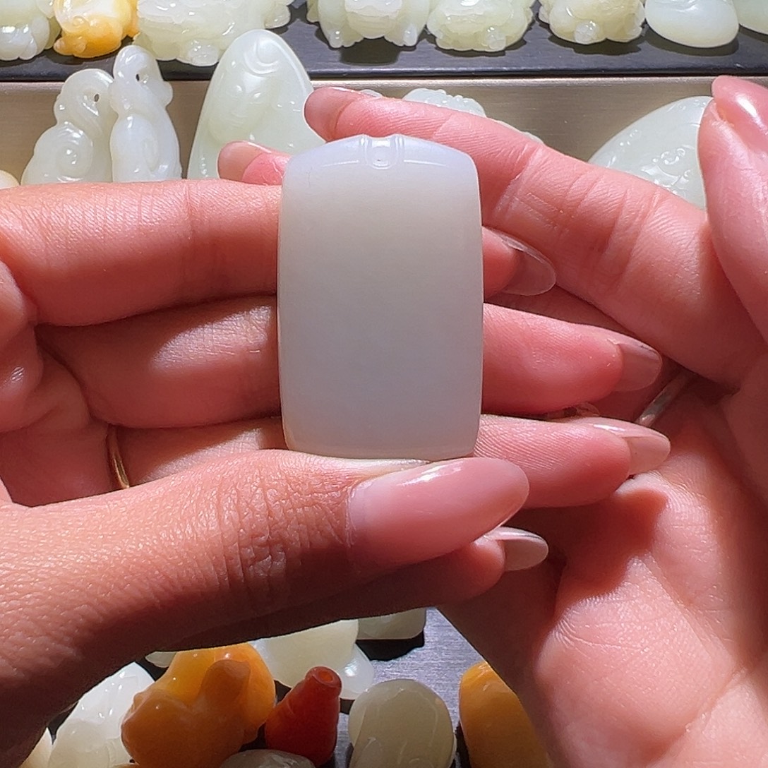 苏***影和田玉未镶嵌颈饰