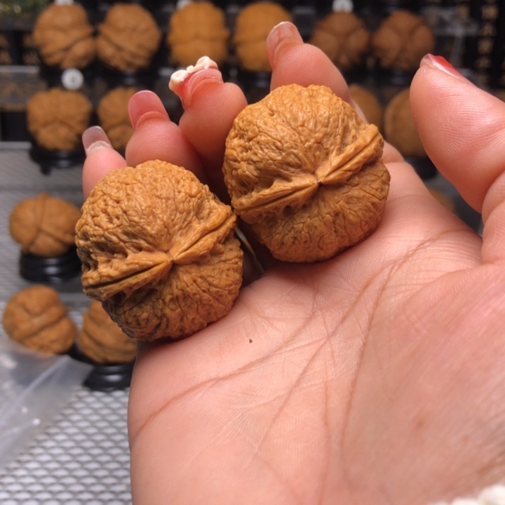 橄榄核把件2鱼子纹绣球