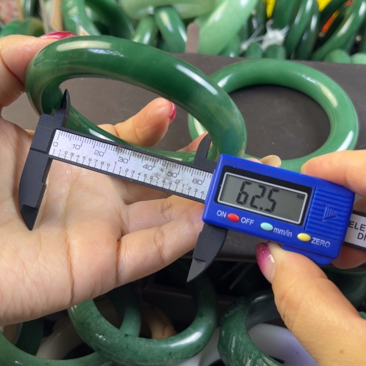 金***竹石英质玉未镶嵌手镯