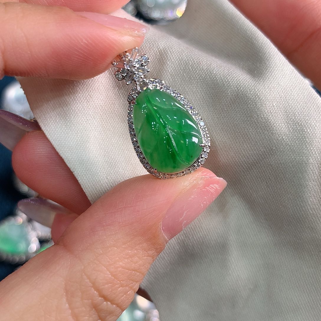 翡翠颈饰18K金镶嵌叶子