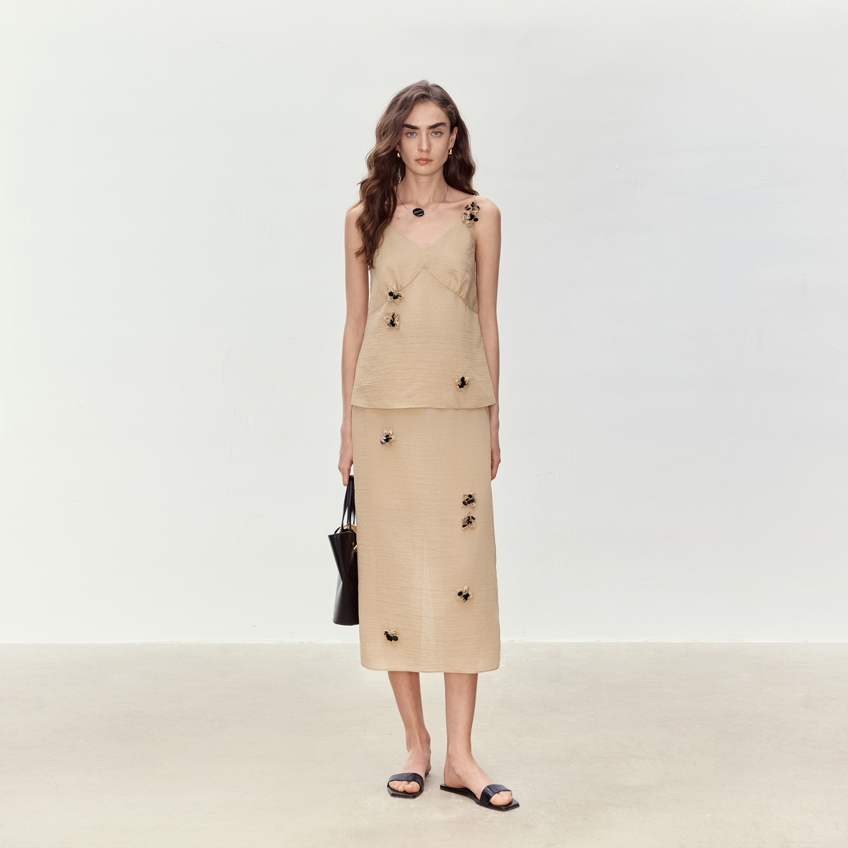 LYNEE 手工花朵珠片V领吊带高腰时尚套装LGD2FSW209/LGD2FSW204