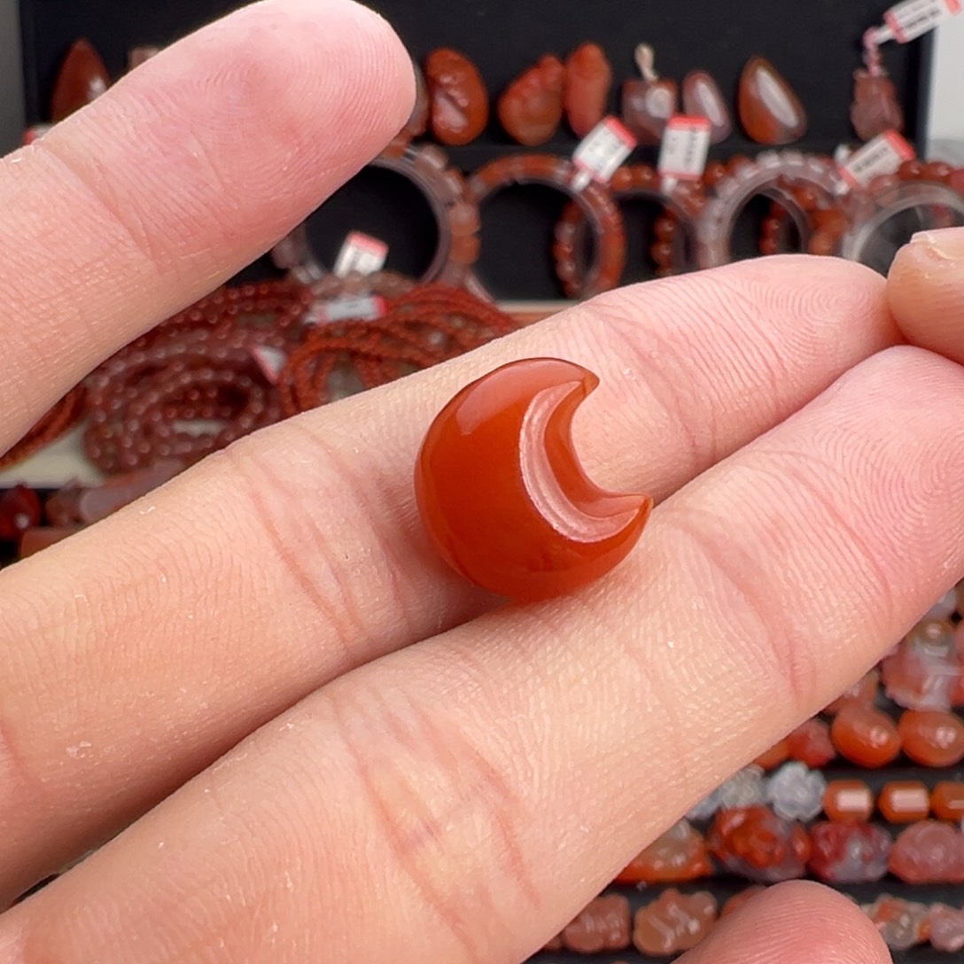 南红玛瑙未镶嵌颈饰月亮