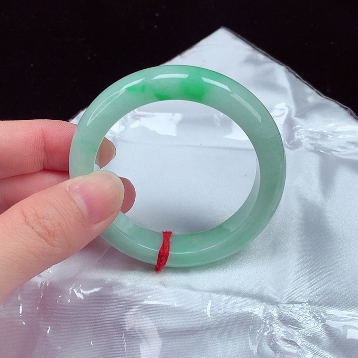 翡翠手镯未镶嵌翡翠