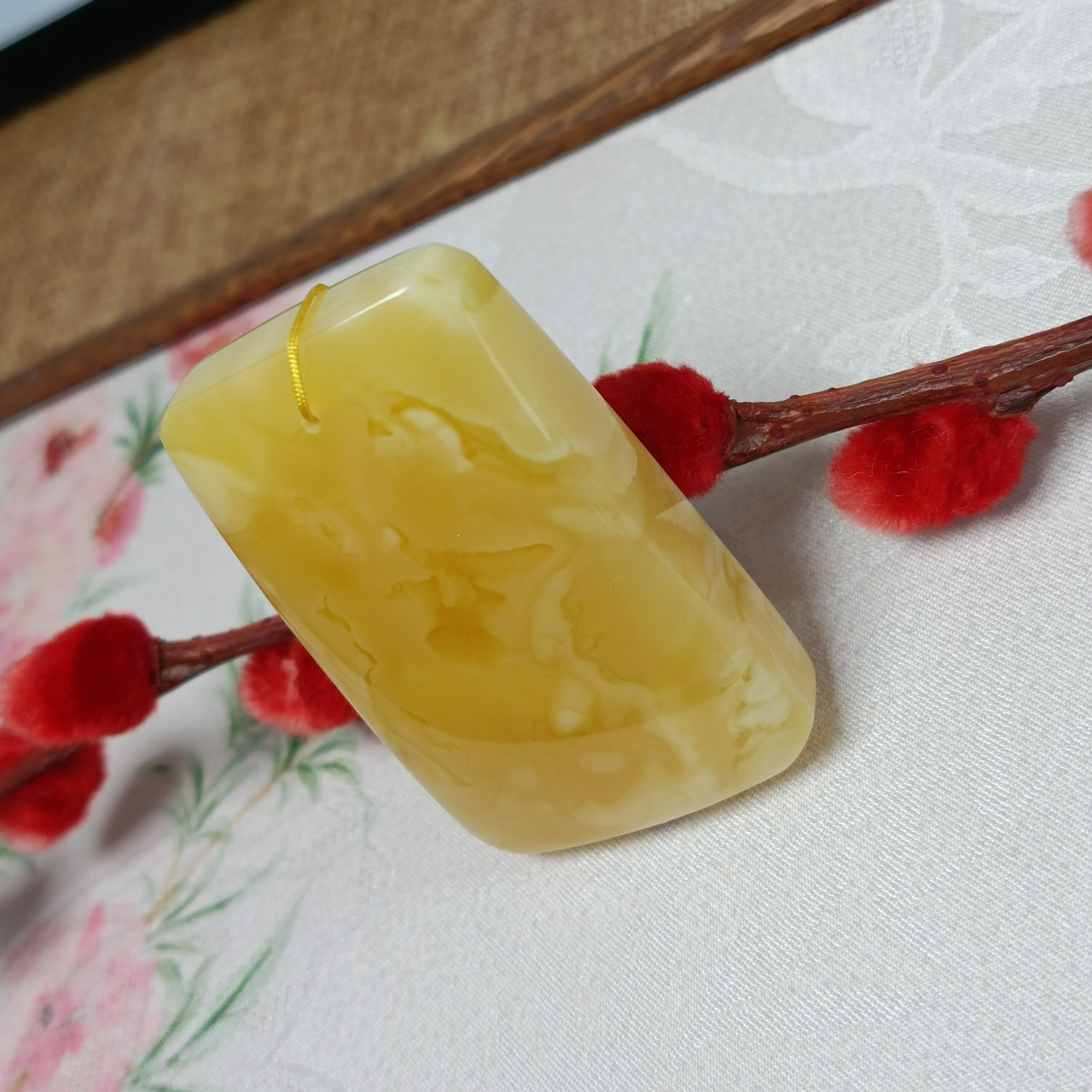 天然蜜蜡平安无事牌吊坠~俄料~原矿~妖花~尺寸48*31*14~5489