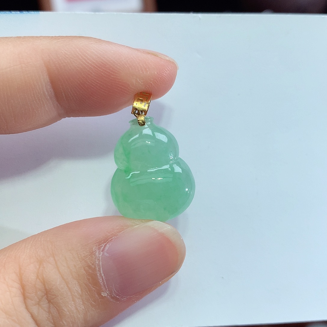 翡翠18K金镶嵌颈饰葫芦