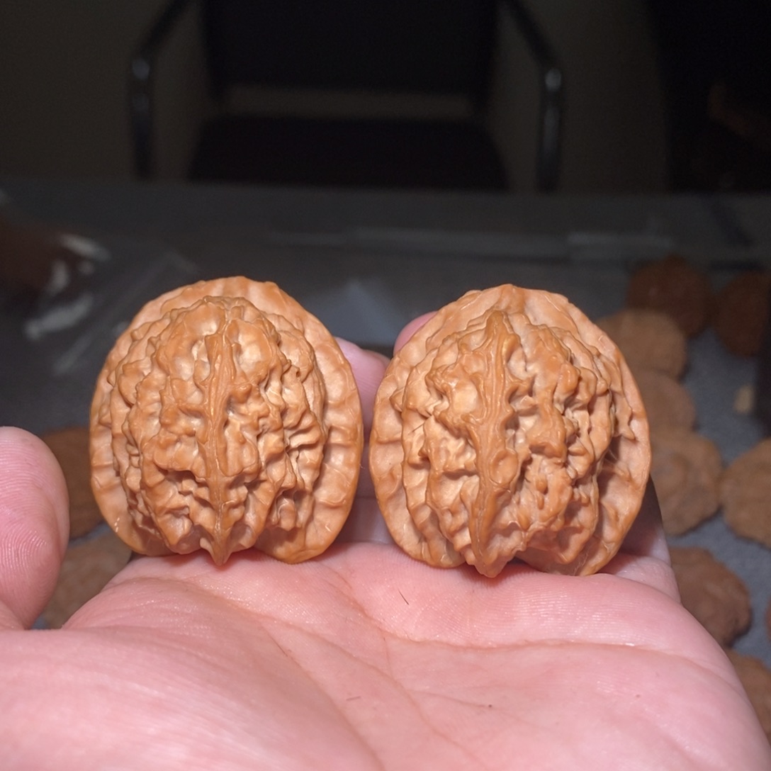 L***r桃核吊坠苹果园。  