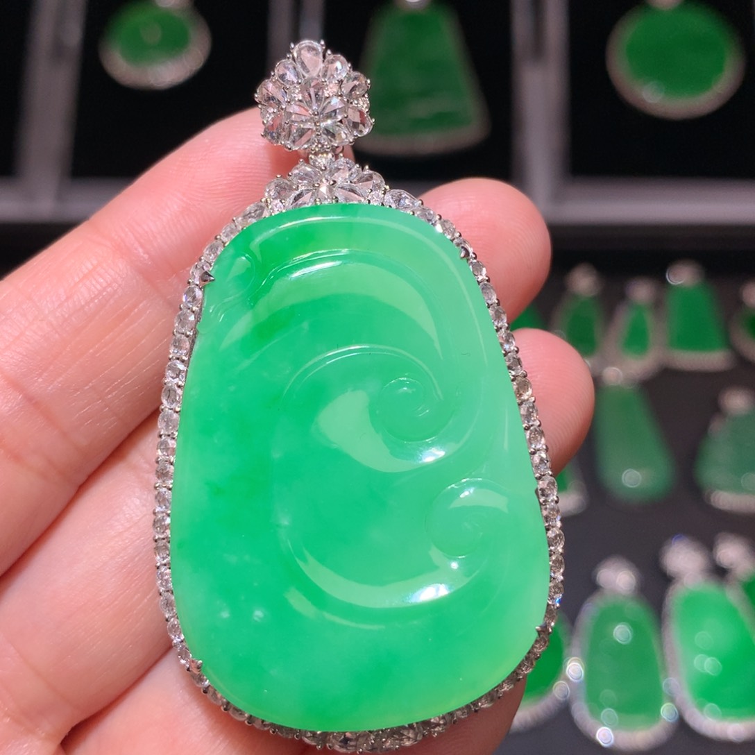 翡翠颈饰18K金镶嵌翡翠