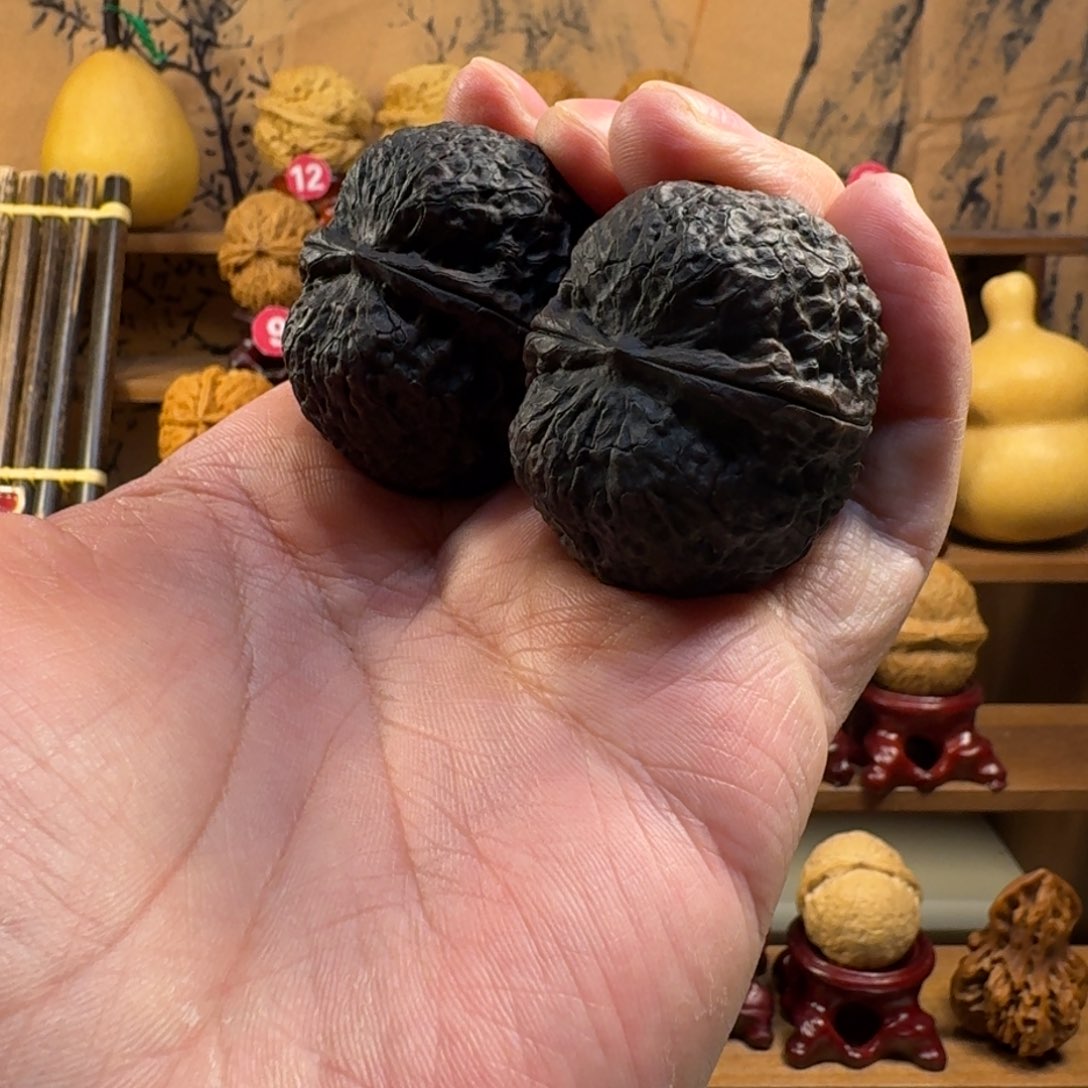 铁核桃把件地闷元宝