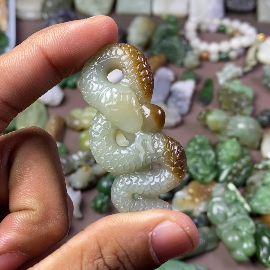 和田玉颈饰未镶嵌努****?