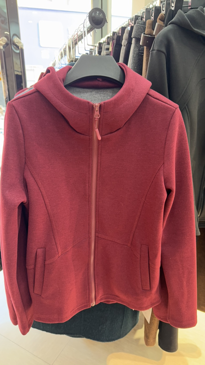 红色外套拉链帽衫