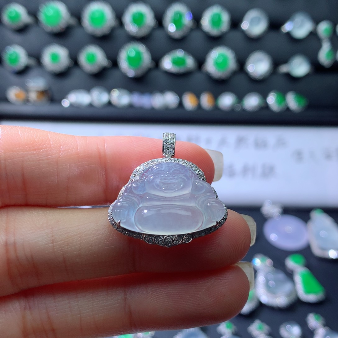 颈饰18K金镶嵌翡翠伴钻