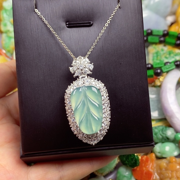 翡翠未镶嵌吊坠(赠链)