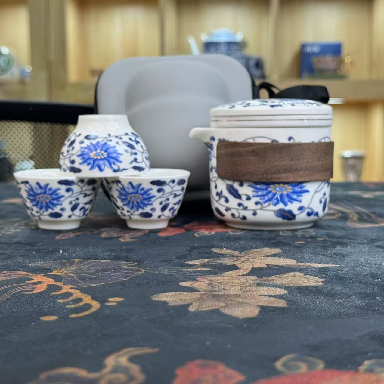 白瓷圆瓶【蓝缠枝莲】一壶3杯 C0719