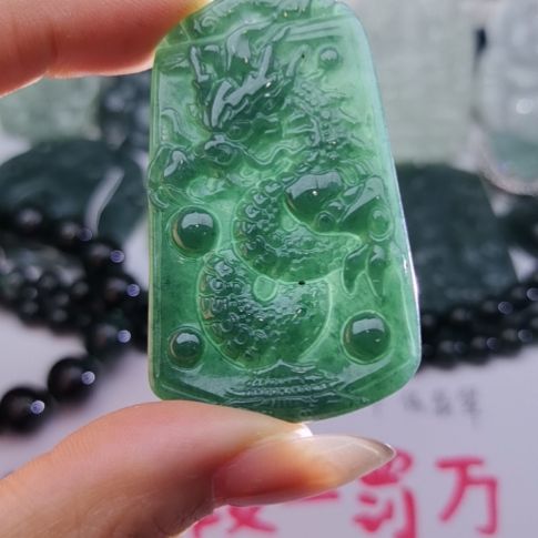 翡翠颈饰未镶嵌天然的A货翡翠多样性发货