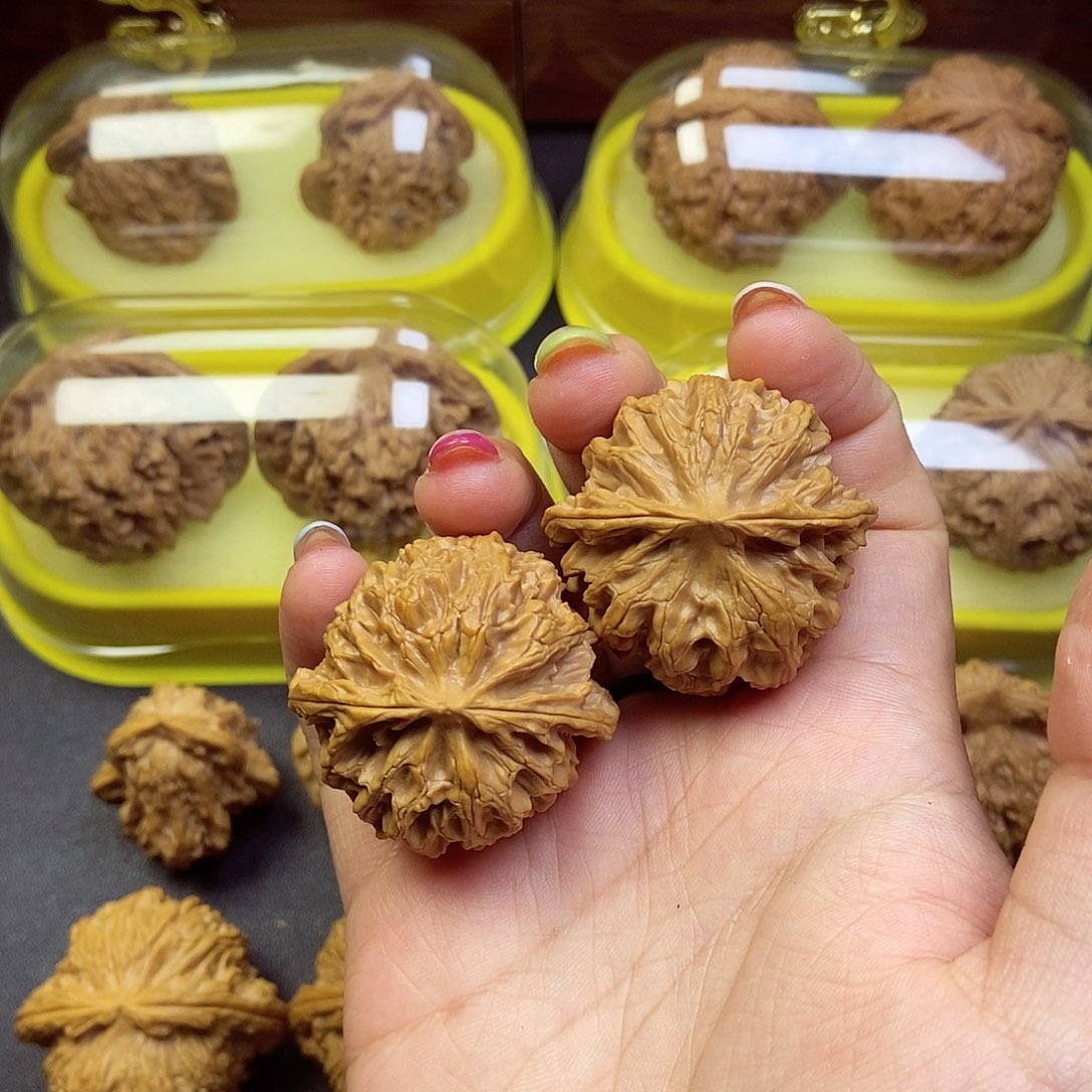 文玩核桃吊坠苹果园