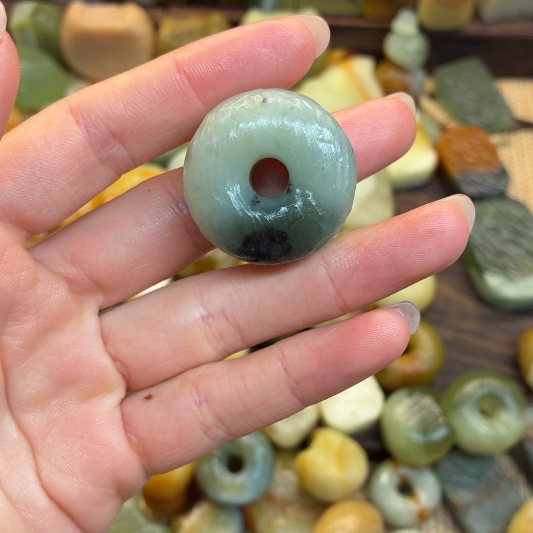 鸡***面蛇纹石玉未镶嵌颈饰