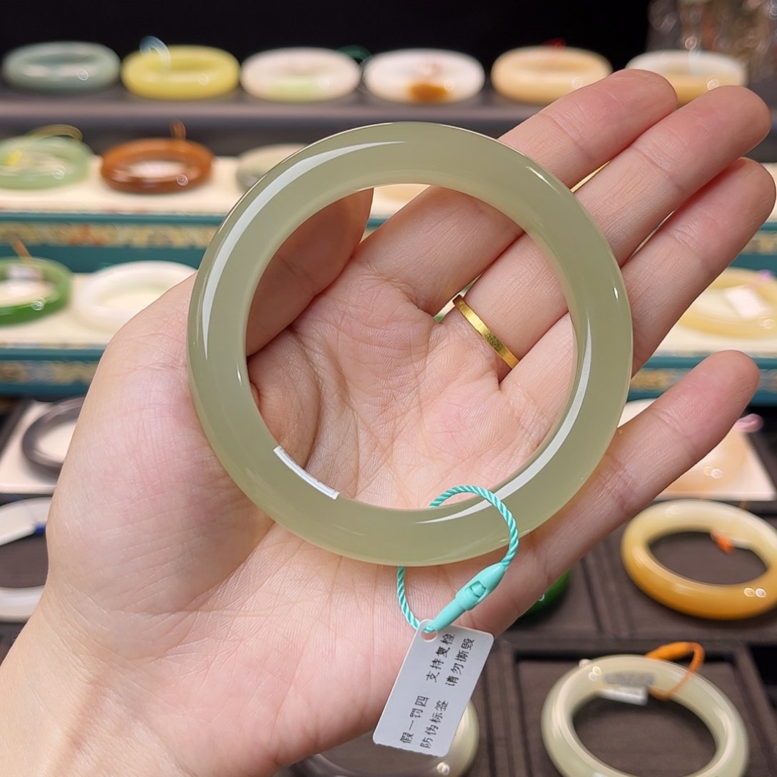 和田玉手镯未镶嵌 高冰葡萄