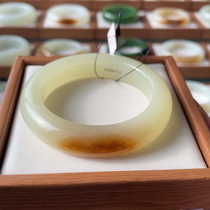 未镶嵌手镯和田玉多*