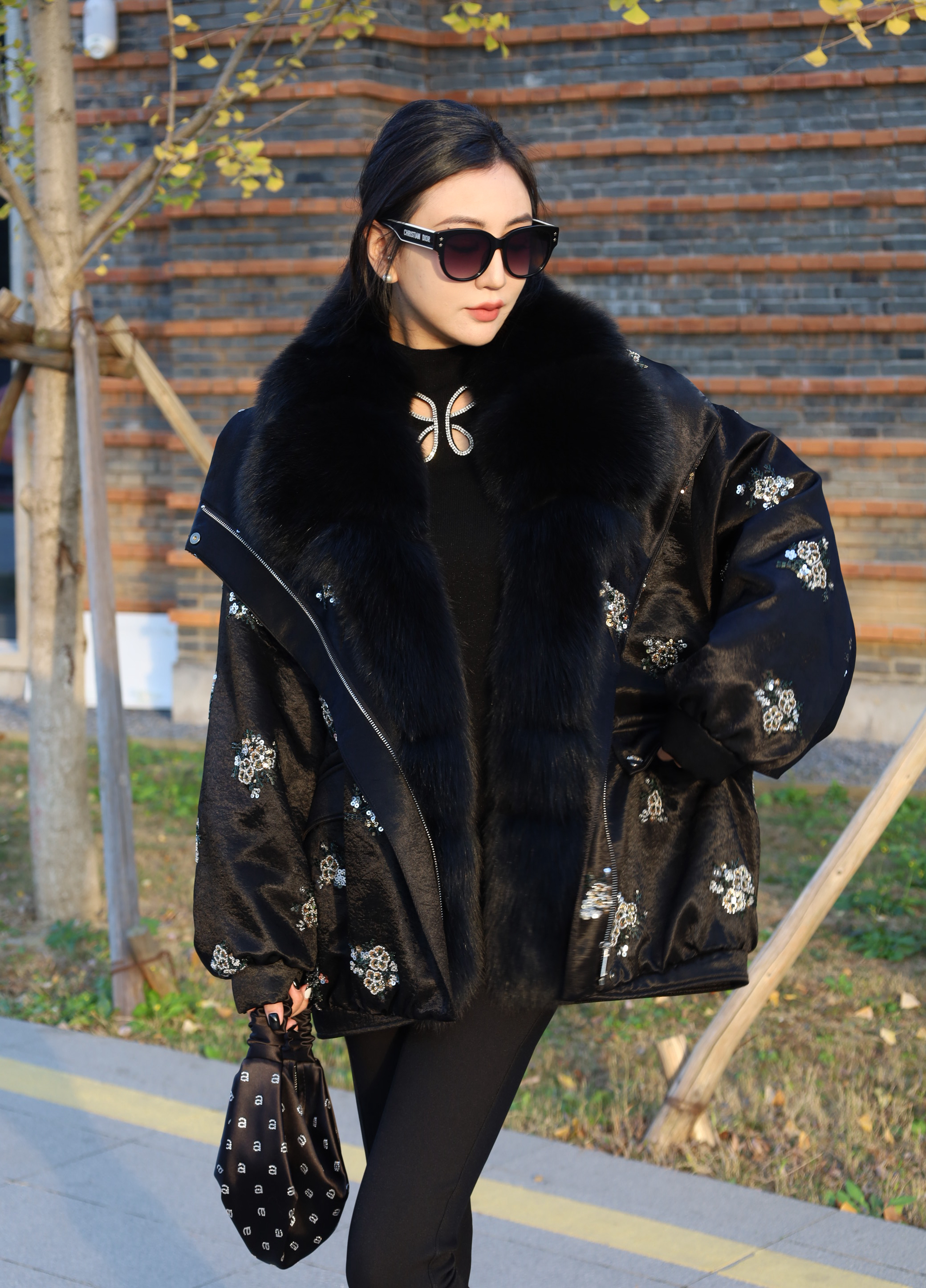 “芬兰蓝狐毛领” 100%醋酸90白鹅绒服重工珠片刺绣秋冬爆款251012