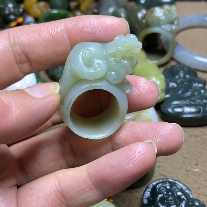 清***影和田玉未镶嵌颈饰