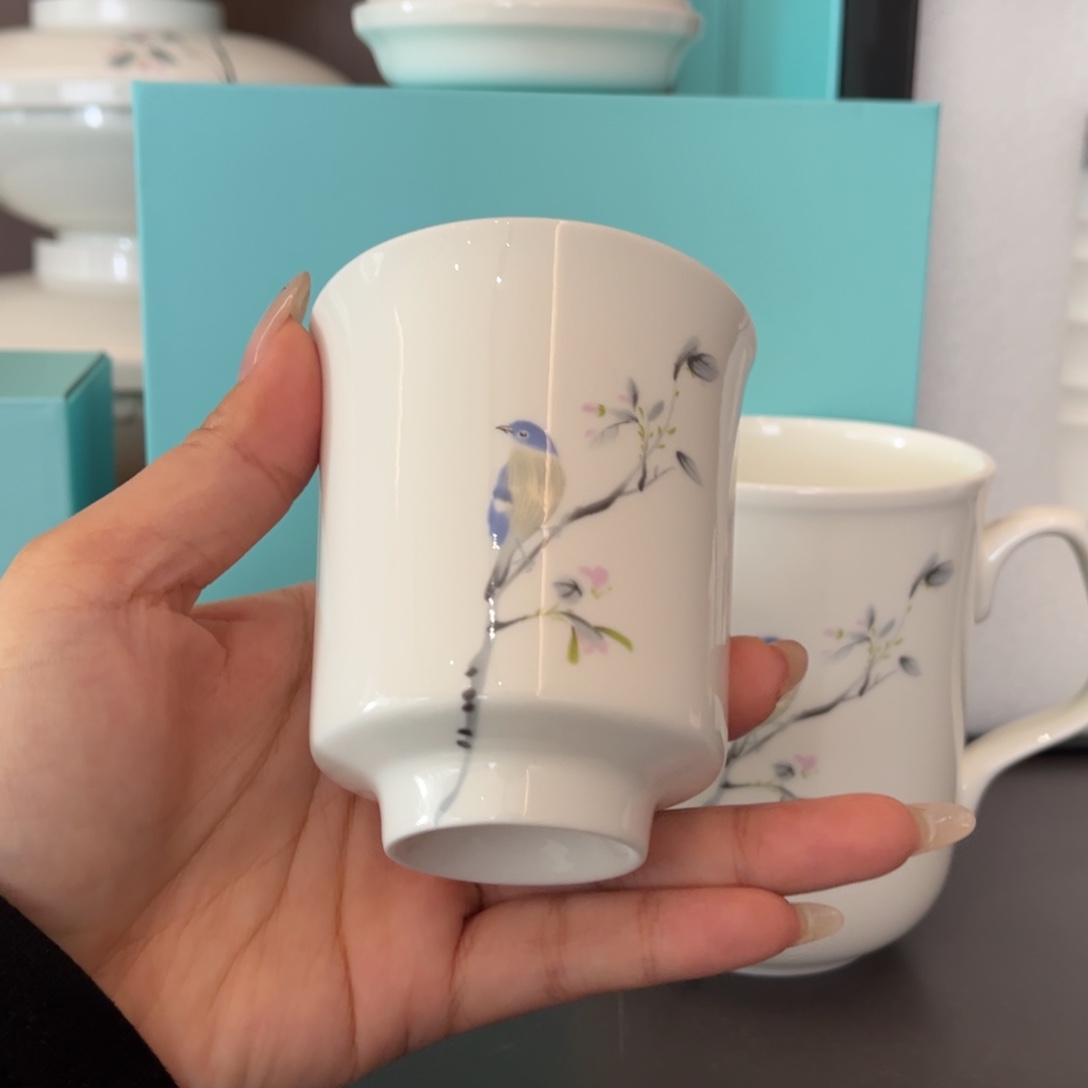 瓷片春风和雀手握杯