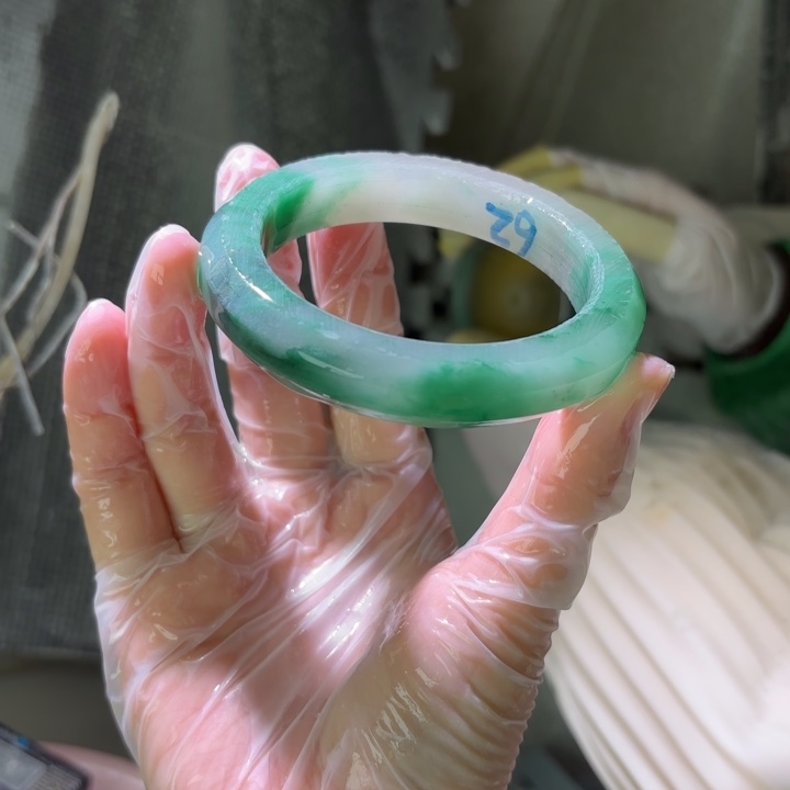 绕***径石英质玉（非洲翠）未镶嵌手镯定制