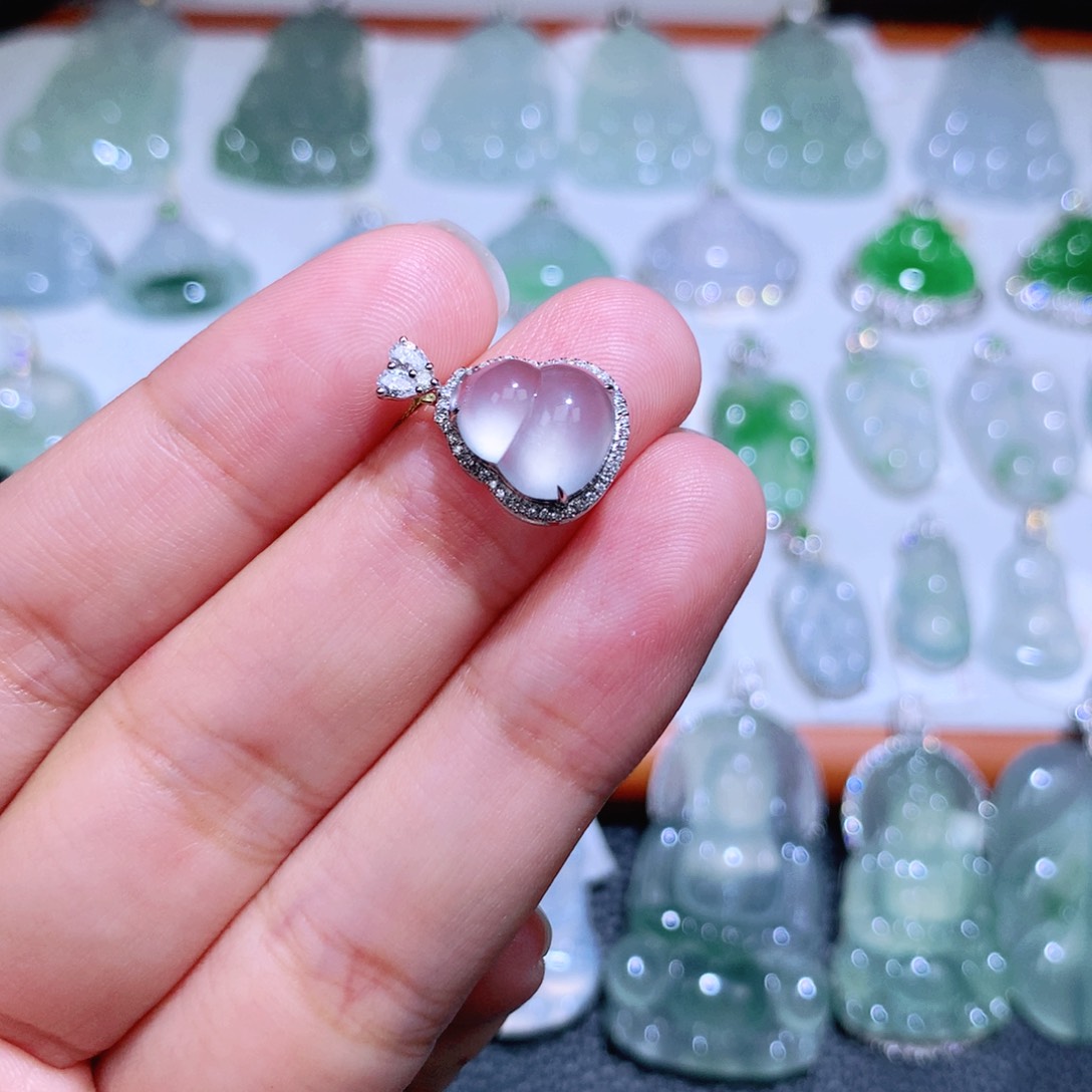 颈饰18K金镶嵌翡翠葫芦