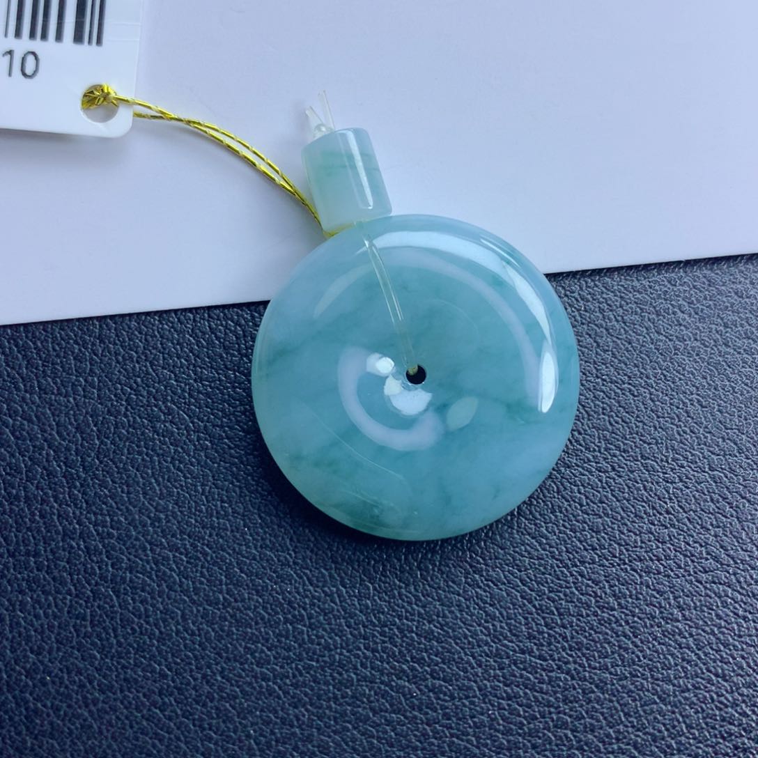 翡翠颈饰未镶嵌平安扣