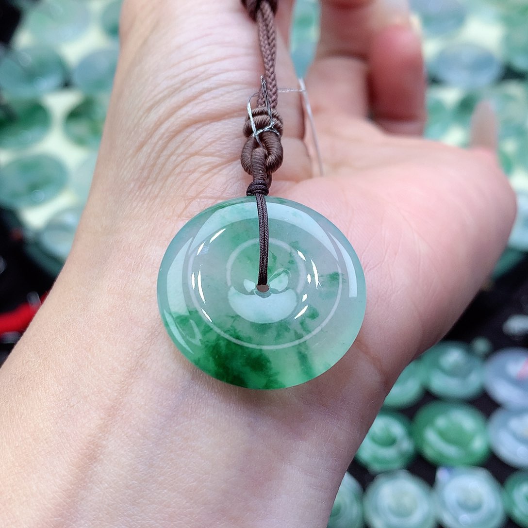 翡翠颈饰未镶嵌编号124。尺寸26.1-5