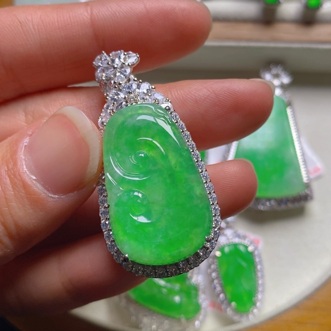 翡翠颈饰银S925镶嵌如意吊坠