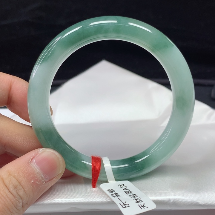 翡翠手镯（圆镯）未镶嵌56.1