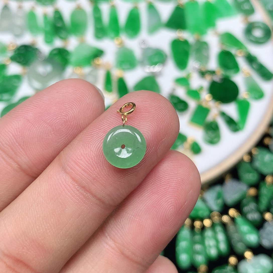 翡翠配石18K金扣 小巧冰飘阳绿小平安扣