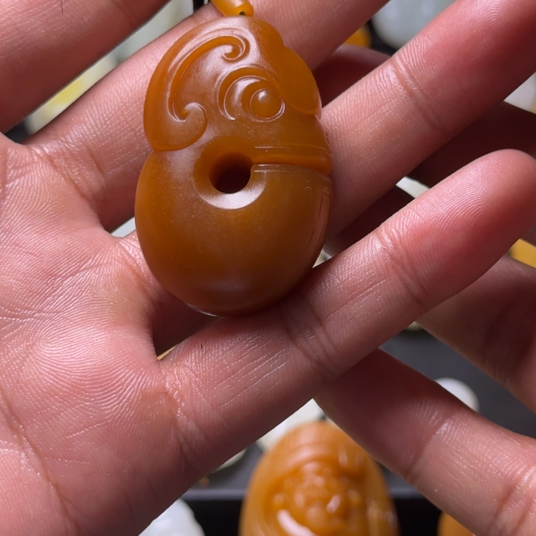 赛***客和田玉未镶嵌吊坠(赠链)