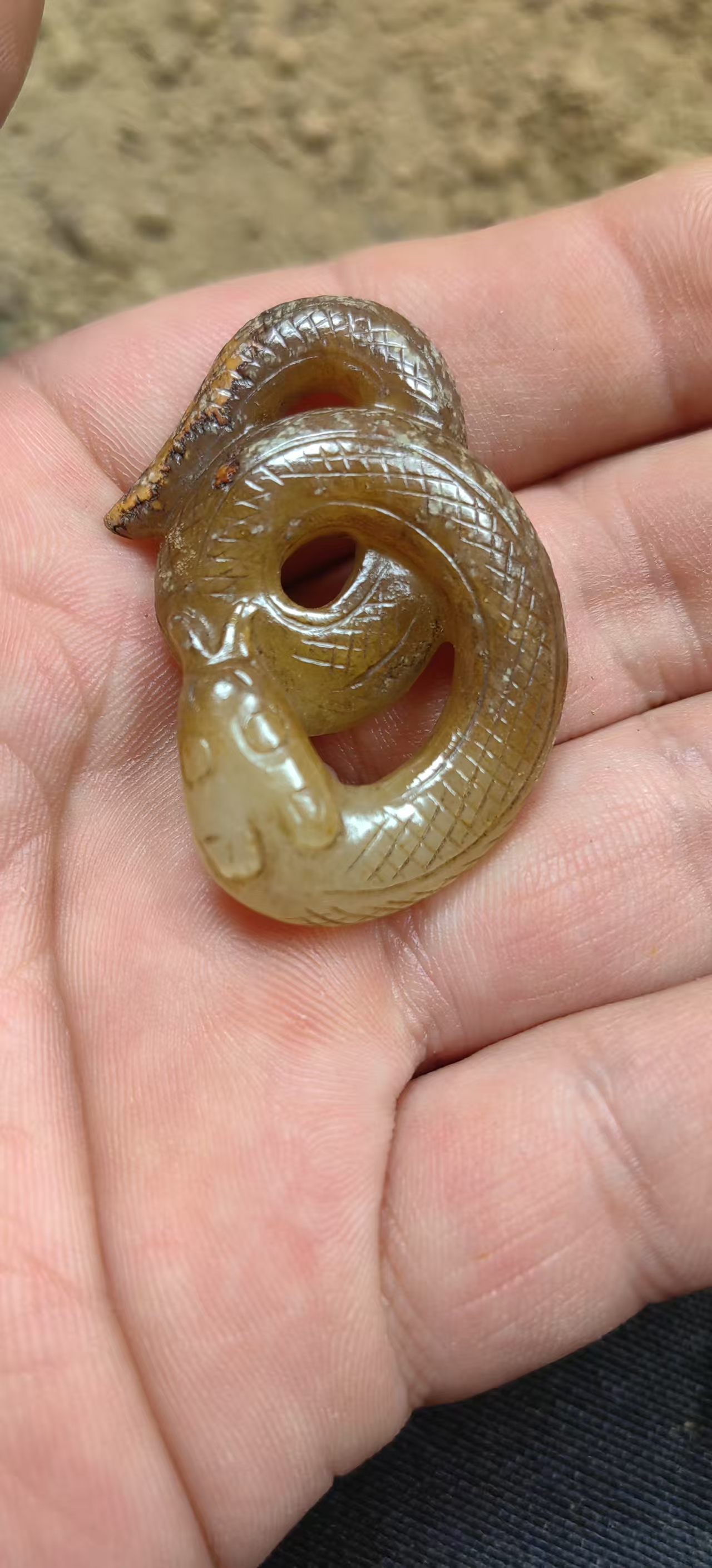 汉汉家玉蛇一条，游丝毛雕