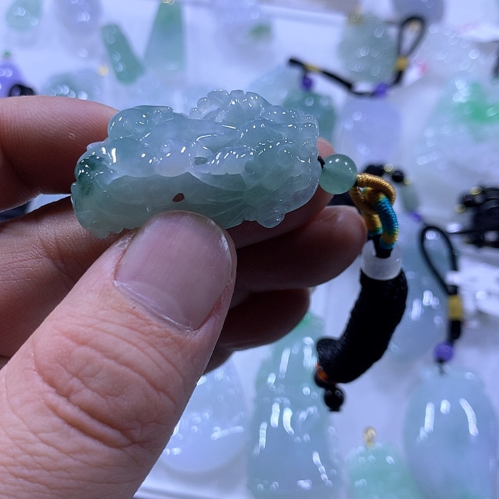 翡翠颈饰未镶嵌?****天然翡翠A货吊坠