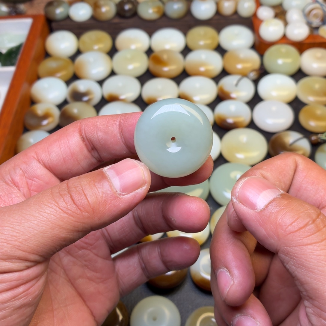 ****伙和田玉未镶嵌颈饰