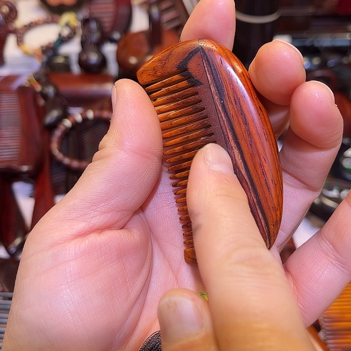 吴***才红酸枝木类红木小梳子