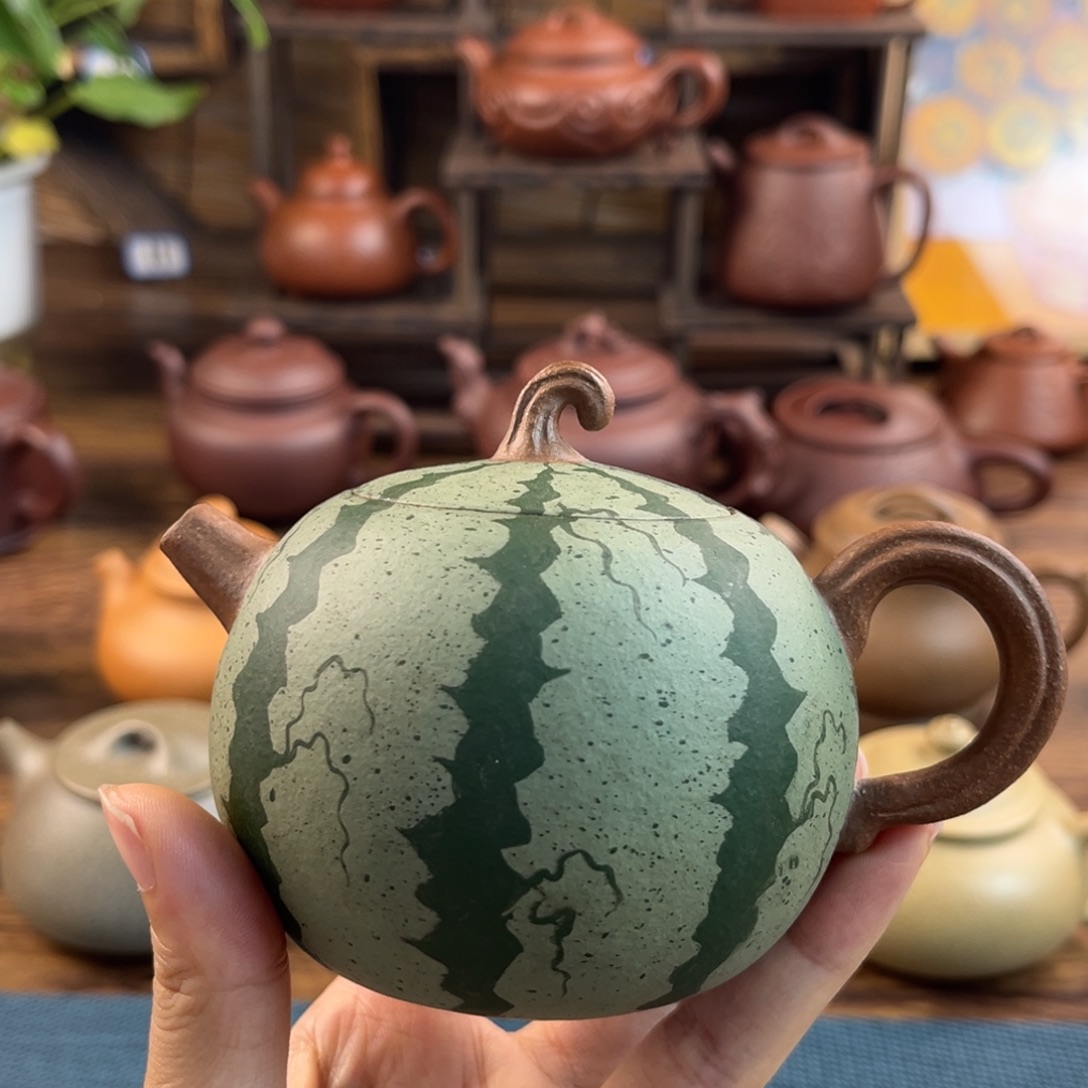 紫砂茶壶手工制作工艺精湛