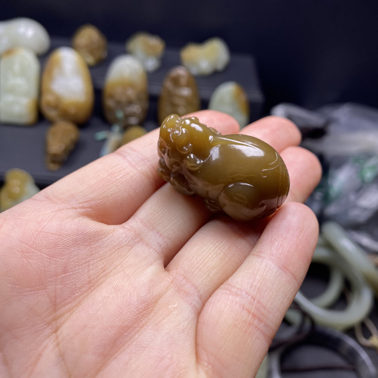 新疆和田玉且末红糖貔貅