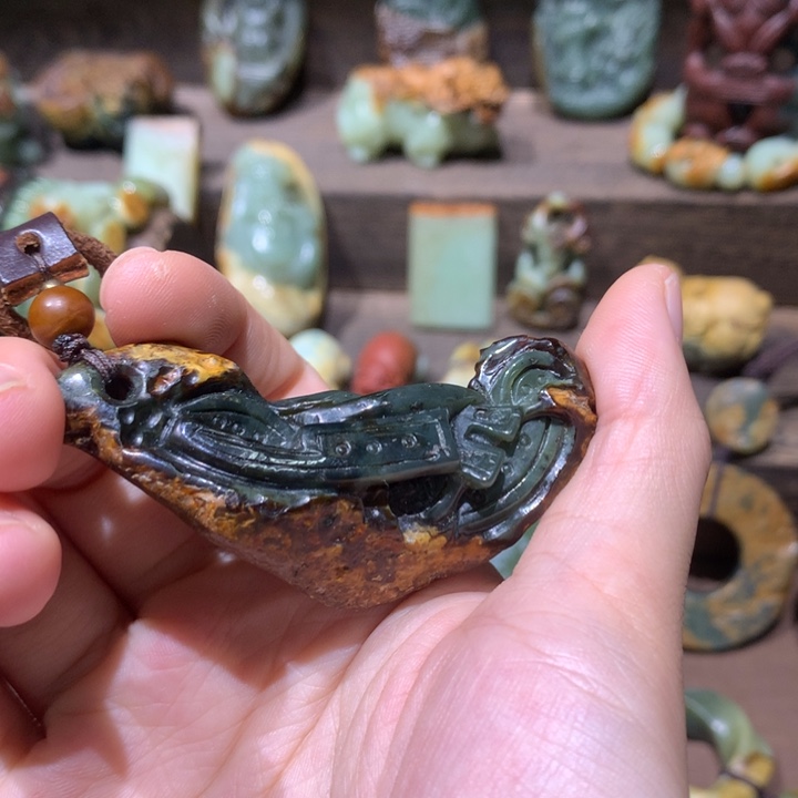 未镶嵌岫岩河磨玉（透闪石质玉）挂件
